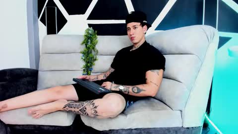 Snapshot of justinfuller_31 chatting on September 30, 11:32 pm justinfuller_31 online show from September 30, 11:32 pm