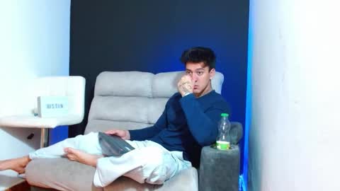 justinfuller_31 online show from February 18, 11:33 pm