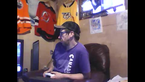 Snapshot of justinjerksit chatting on December 10, 7:43 pm justinjerksit online show from December 10, 7:43 pm