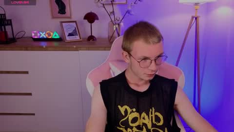 justleo_ online show from August 8, 10:12 pm