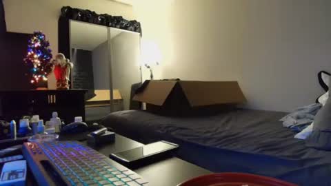 Snapshot of justwannalookgood4ya chatting on December 17, 9:27 pm Eetantungfuk Mias online show from December 17, 9:27 pm