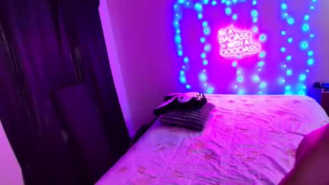 Snapshot of justwannalookgood4ya chatting on January 23, 9:29 pm Eetantungfuk Mias online show from January 23, 9:29 pm