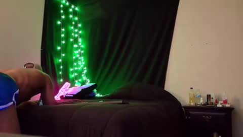 Snapshot of justwannalookgood4ya chatting on February 3, 6:07 pm Eetantungfuk Mias online show from February 3, 6:07 pm