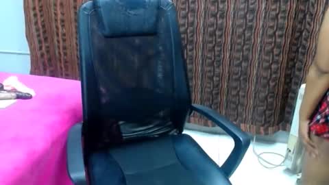 jusybee online show from April 15, 4:47 pm