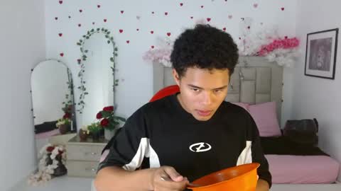 kael_fox online show from April 18, 7:58 pm