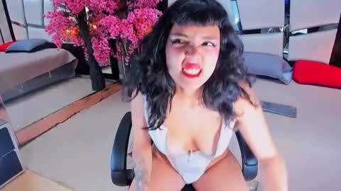    online show from April 5, 12:35 pm