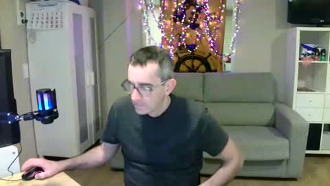 Snapshot of kalem48 chatting on January 1, 10:46 pm MusicMen49 online show from January 1, 10:46 pm