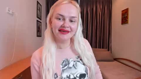 Camila online show from November 25, 9:31 am