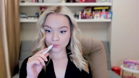 Snapshot of kara_smith_ chatting on April 18, 11:05 pm Kara. Off from 15th till 24th of December online show from April 18, 11:05 pm