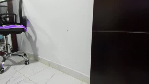 Snapshot of karljensen33 chatting on January 1, 11:18 pm karlgenjen online show from January 1, 11:18 pm