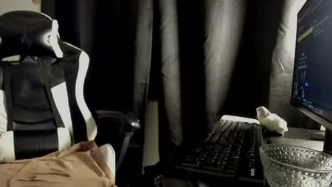 Snapshot of karo_20y chatting on June 21, 9:23 am karo_20y online show from June 21, 9:23 am