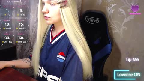 Snapshot of karolynafox chatting on February 17, 10:34 am Caroline Fox online show from February 17, 10:34 am