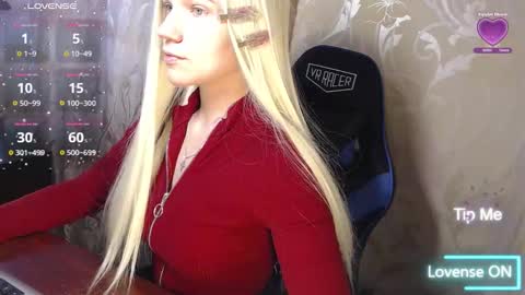 Snapshot of karolynafox chatting on March 5, 11:39 am Caroline Fox online show from March 5, 11:39 am