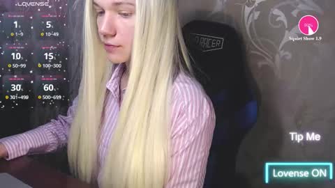 Snapshot of karolynafox chatting on March 6, 9:28 am Caroline Fox online show from March 6, 9:28 am