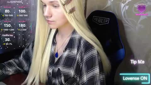 Snapshot of karolynafox chatting on March 11, 11:05 am Caroline Fox online show from March 11, 11:05 am