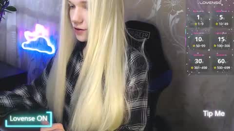 Snapshot of karolynafox chatting on March 15, 8:53 am Caroline Fox online show from March 15, 8:53 am