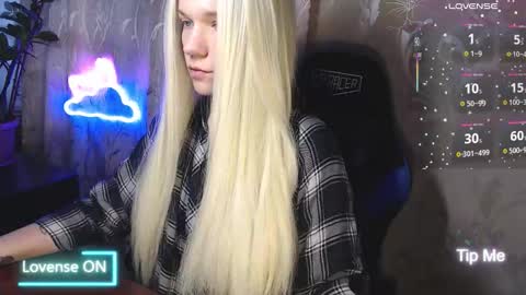 Snapshot of karolynafox chatting on March 18, 10:07 am Caroline Fox online show from March 18, 10:07 am