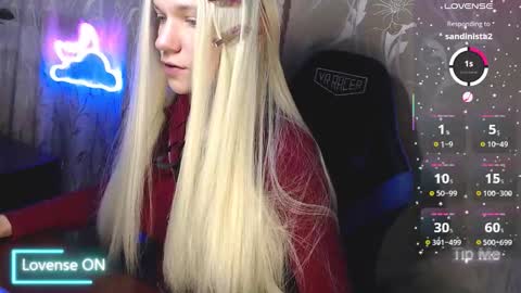 Snapshot of karolynafox chatting on March 19, 9:02 am Caroline Fox online show from March 19, 9:02 am
