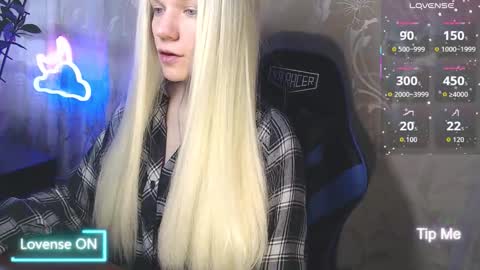 Snapshot of karolynafox chatting on March 20, 9:03 am Caroline Fox online show from March 20, 9:03 am