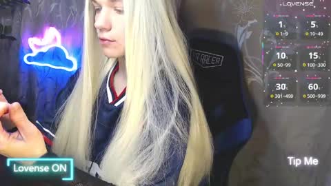 Snapshot of karolynafox chatting on March 24, 9:36 am Caroline Fox online show from March 24, 9:36 am