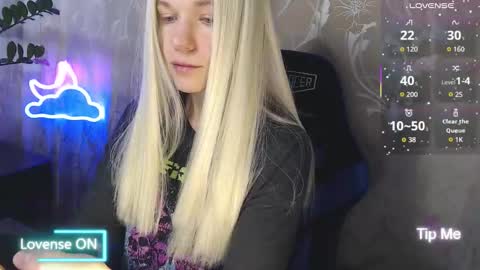 Snapshot of karolynafox chatting on March 28, 8:36 am Caroline Fox online show from March 28, 8:36 am