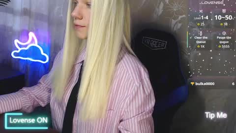 Snapshot of karolynafox chatting on March 29, 7:52 am Caroline Fox online show from March 29, 7:52 am