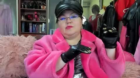 Kary Queen online show from December 4, 5:55 pm