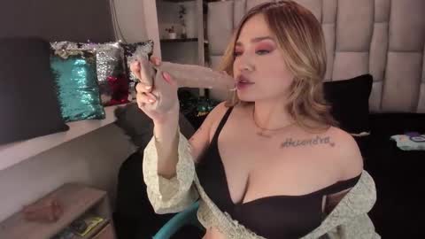 Snapshot of katahoot_ chatting on October 15, 3:39 am K A T A H O O T online show from October 15, 3:39 am