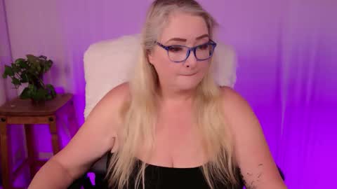 Snapshot of katdsinclair chatting on November 18, 4:55 pm Kat D Sinclair online show from November 18, 4:55 pm