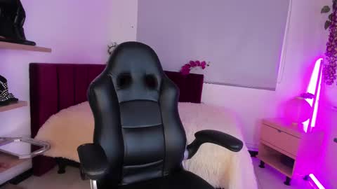 Snapshot of kate_crown chatting on February 14, 12:36 pm Kate Crown online show from February 14, 12:36 pm