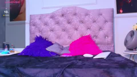 Snapshot of katheeriine chatting on February 6, 1:32 am katheeriine online show from February 6, 1:32 am