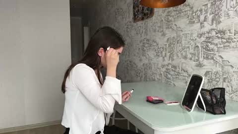 Snapshot of katheleenschraub chatting on June 12, 7:07 am Elle online show from June 12, 7:07 am