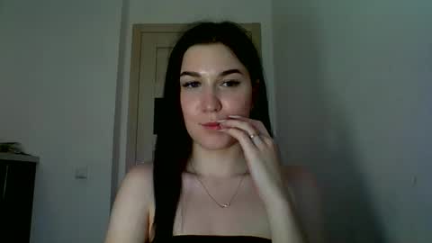 Snapshot of katie_foxi chatting on June 5, 5:18 pm katie_foxi online show from June 5, 5:18 pm