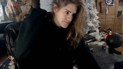 Snapshot of katiecutie_5 chatting on December 19, 7:04 am Katie online show from December 19, 7:04 am