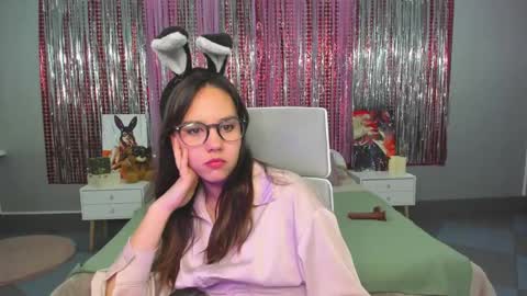 Snapshot of kattarrine_xo chatting on March 4, 9:07 am Kate online show from March 4, 9:07 am