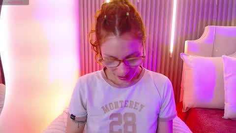 Snapshot of katy_van chatting on February 17, 8:37 pm Katy Van online show from February 17, 8:37 pm