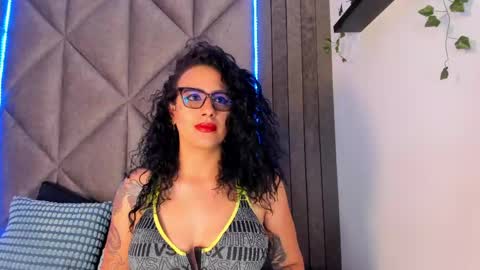 katyrataylor__ online show from April 17, 8:12 pm