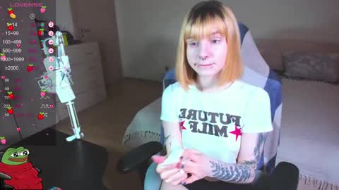 Snapshot of kawaii_power_uwu chatting on January 31, 8:32 am Kira-chan online show from January 31, 8:32 am