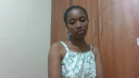 Snapshot of kaylar005 chatting on April 23, 1:29 am kaylar online show from April 23, 1:29 am