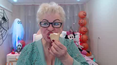 kaylesmoll online show from October 17, 6:43 pm