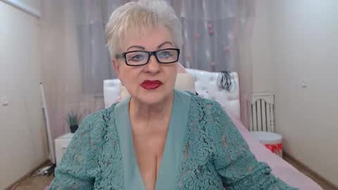 Snapshot of kaylesmoll chatting on November 19, 7:25 pm kaylesmoll online show from November 19, 7:25 pm