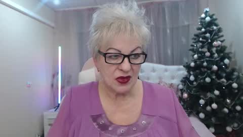 kaylesmoll online show from January 8, 8:44 pm