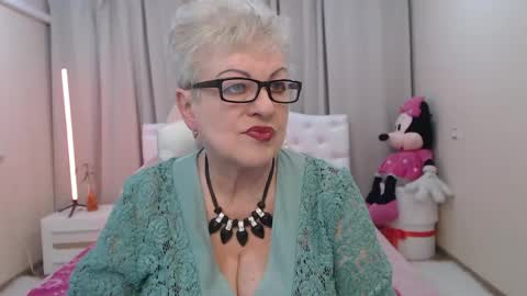 Snapshot of kaylesmoll chatting on May 12, 6:38 pm kaylesmoll online show from May 12, 6:38 pm