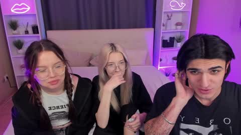 Snapshot of kebesheska chatting on December 22, 8:25 pm Seb Polly Roxy Jonny online show from December 22, 8:25 pm