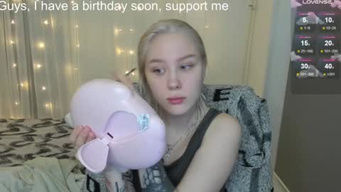 Snapshot of kebesheska chatting on February 2, 1:45 am Seb Polly Roxy Jonny online show from February 2, 1:45 am