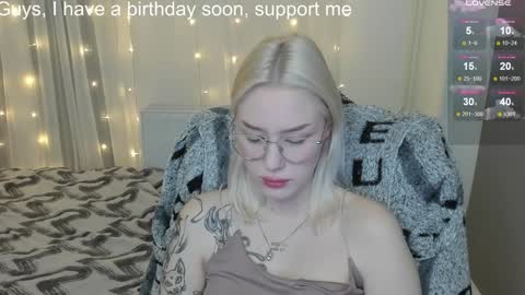 Snapshot of kebesheska chatting on February 9, 3:00 am Seb Polly Roxy Jonny online show from February 9, 3:00 am