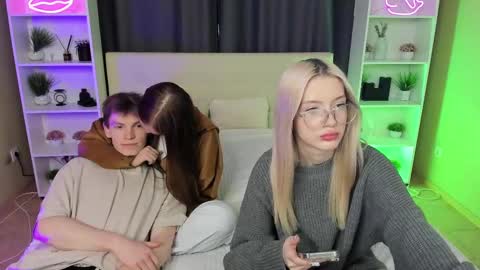 Snapshot of kebesheska chatting on February 9, 2:29 pm Seb Polly Roxy Jonny online show from February 9, 2:29 pm