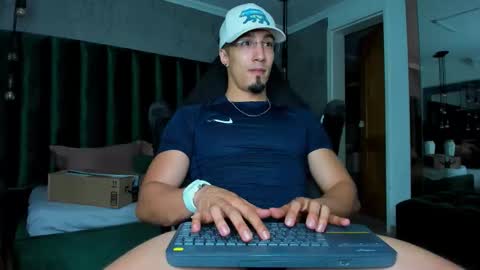 Snapshot of keelanmg chatting on December 19, 2:40 am keelanmg online show from December 19, 2:40 am