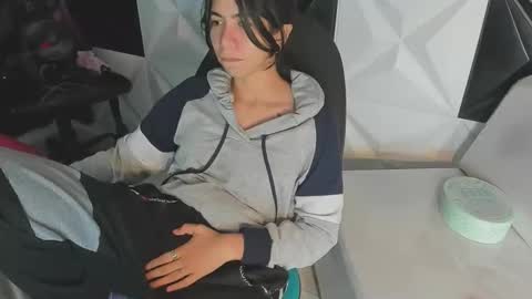 Snapshot of kelly_queenpussy chatting on October 15, 2:33 am KEY online show from October 15, 2:33 am