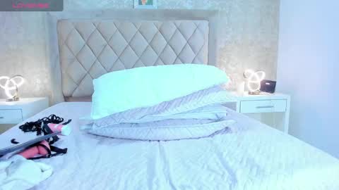 Snapshot of kellymillian_ chatting on December 5, 6:33 pm kellyMillian online show from December 5, 6:33 pm